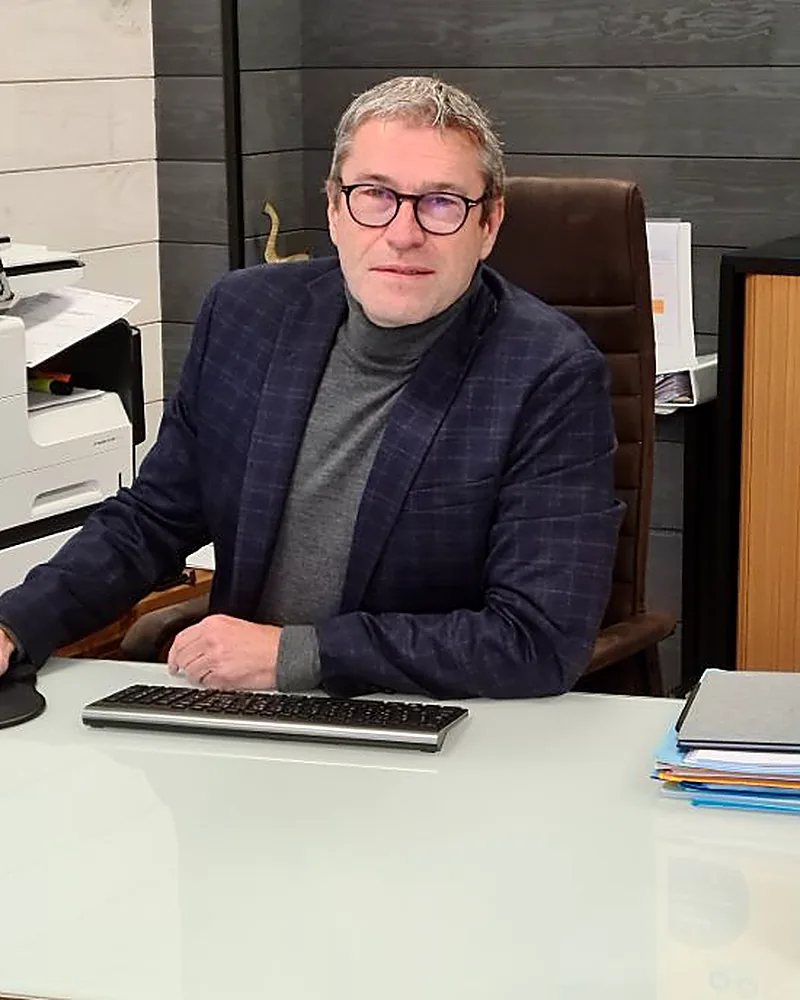 Thierry Mahaut, agent général MMA, à son bureau en agence